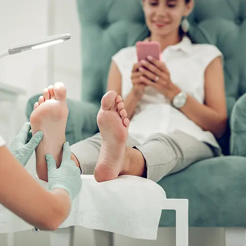 kvinde får fodterapi